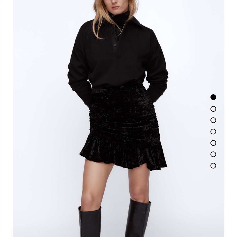 🔥 Zara Velvet Mini Skirt